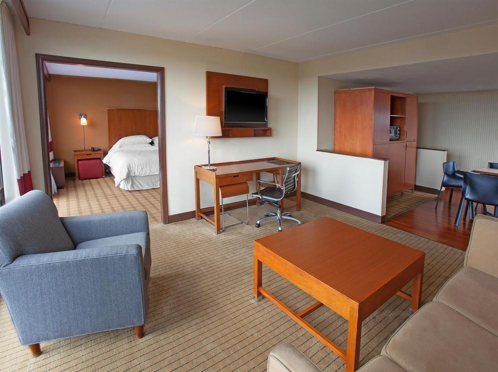 Four Points Philadelphia Northeast Hotell Exteriör bild